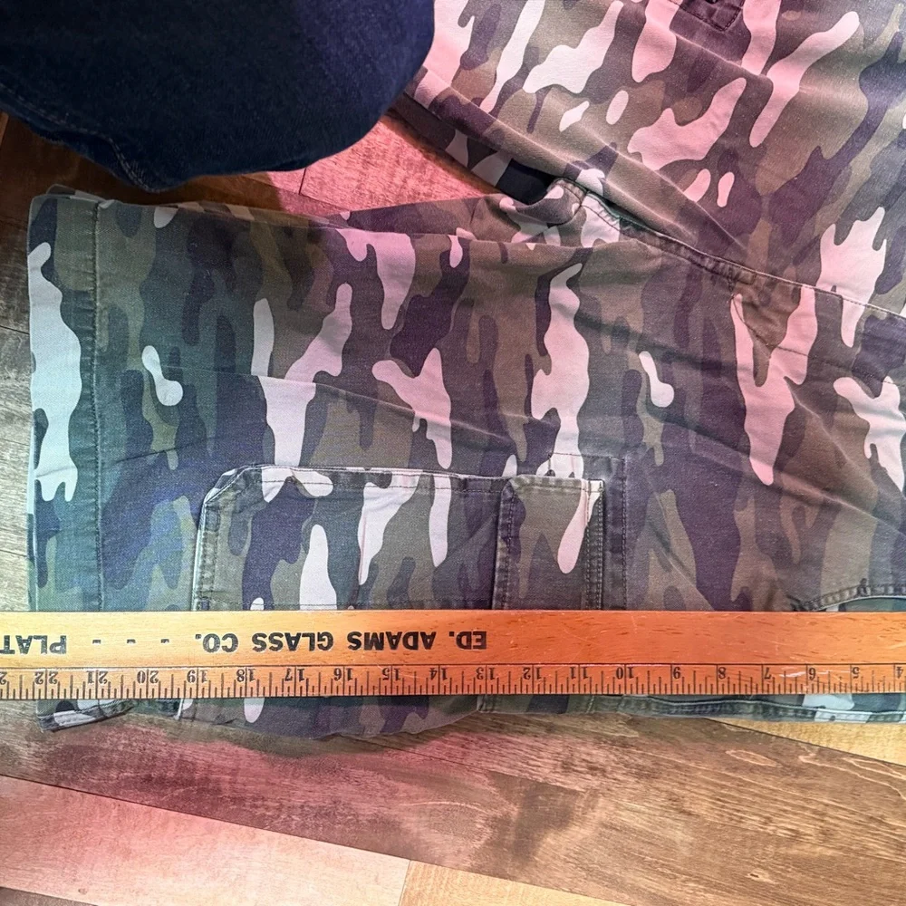 True Religion Camo Cargo Shorts – Size 33 - Picture 7 of 7